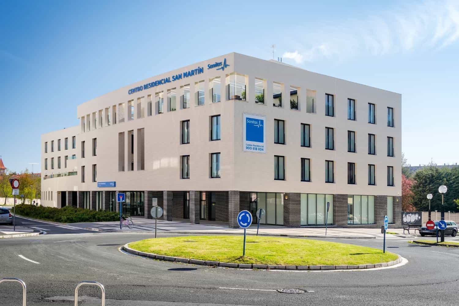 Fachada del Centro Residencial Sanitas San Martín en Vitoria, edificio moderno de varias plantas ubicado en zona urbana.