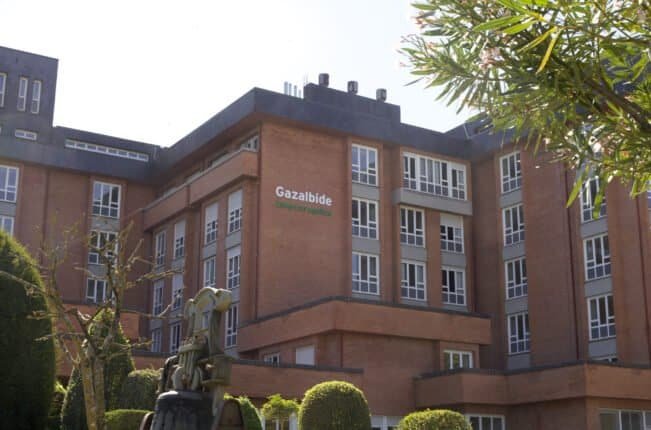 Fachada principal de la residencia DomusVi Gazalbide en Vitoria-Gasteiz, edificio de ladrillo con amplias zonas ajardinadas.