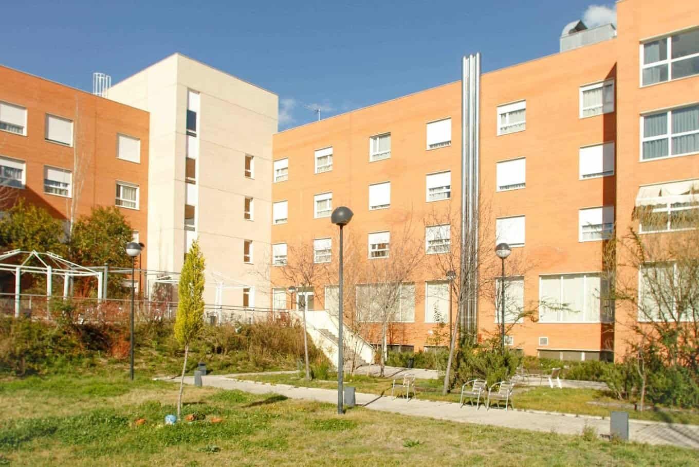 Fachada exterior de la Residencia de mayores Amavir Ciudad Lineal, un edificio moderno en una esquina, con un letrero que indica el nombre del centro.