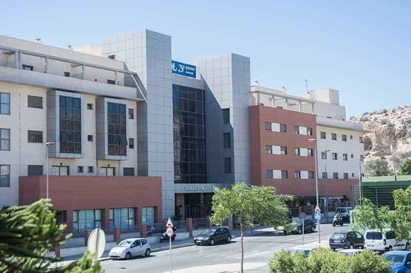 Fachada moderna del centro "BALLÉSOL" con grandes ventanales, visible desde una calle con tráfico.