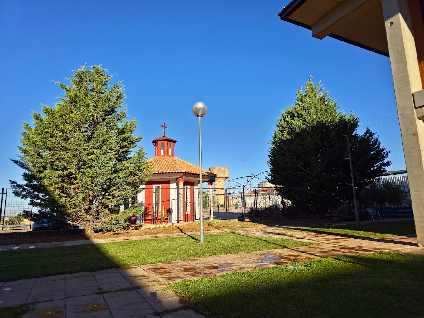 ista exterior de la fachada de la residencia "Centro Asistencial Geriátrico 'El Pinar'". Se trata de un edificio moderno de varios pisos con grandes ventanales, rodeado de un cuidado jardín con césped, árboles y setos.
