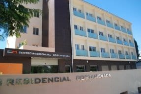 Fachada moderna del Centro Residencial Costanevada, un edificio de varias plantas con balcones azules.