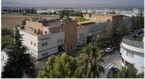 Vista aérea del exterior de la residencia Un edificio de varias plantas con jardín y zonas al aire libre.